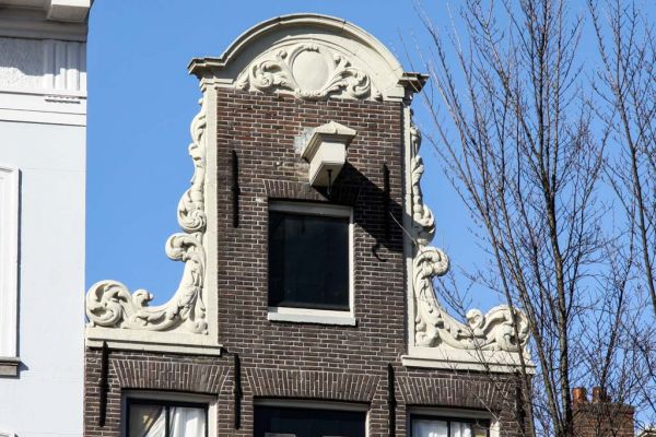Herengracht 46, halsgeveltop (&copy; Walther Schoonenberg)