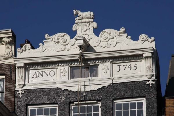 Kroonlijst met jaartal en opzetstuk met lam (&copy; Walther Schoonenberg)