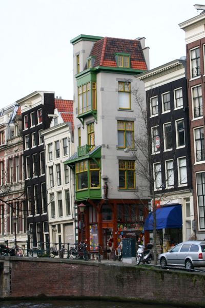 Herengracht 243A hoek Gasthuismolensteeg (&copy; Walther Schoonenberg)
