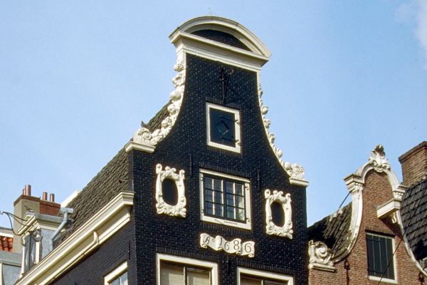 Herenstraat 40. Klokgevel met fruit- en bloemmotieven (1672) (&copy; Walther Schoonenberg)