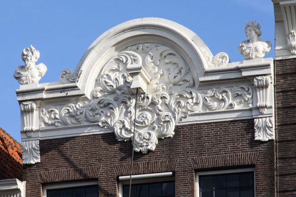 Keizersgracht 101. Verhoogde lijstgevel gemaakt door Anthonie Turck (&copy; Walther Schoonenberg)