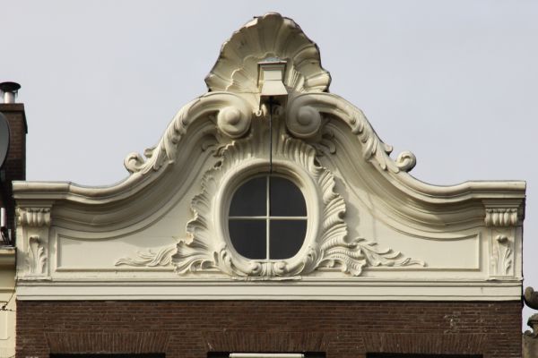 Keizersgracht 192. Verhoogde lijstgevel met topgevelachtige verhoging (&copy; Walther Schoonenberg)