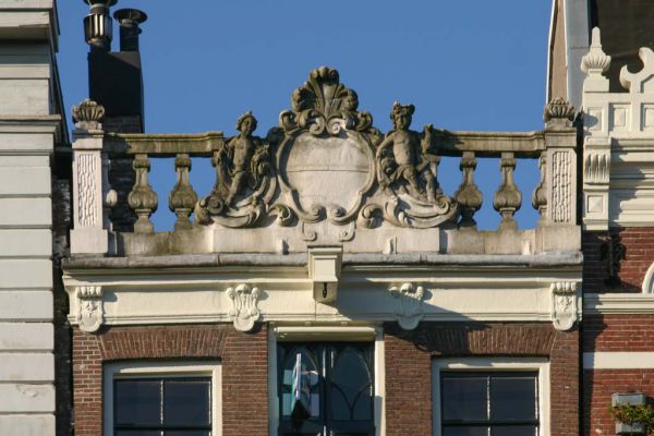 Lijstgevel met open attiek en gesloten middenverhoging. (&copy; Walther Schoonenberg)