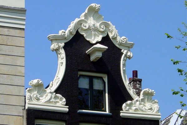 Klokgevel in Lodewijk XV (&copy; Walther Schoonenberg)