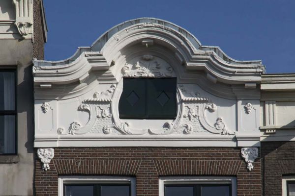 Keizersgracht 329, verhoogde lijstgevel in Lodewijk XIV (&copy; Walther Schoonenberg)