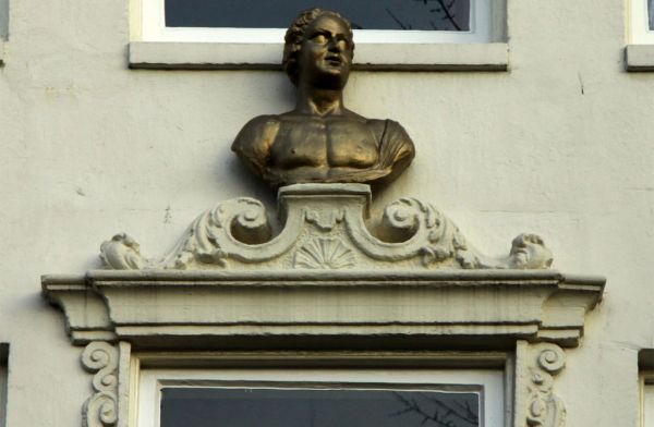 Borstbeeld in de gevel van en door Anthonie Turck.