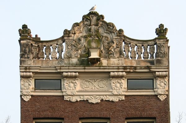 Keizersgracht 756. Lijst met open attiek met middenverhoging gemaakt door Jan van Logteren. (&copy; Walther Schoonenberg)