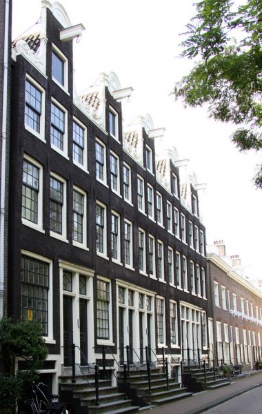 Karthuizersstraat 11-19. (© Walther Schoonenberg)