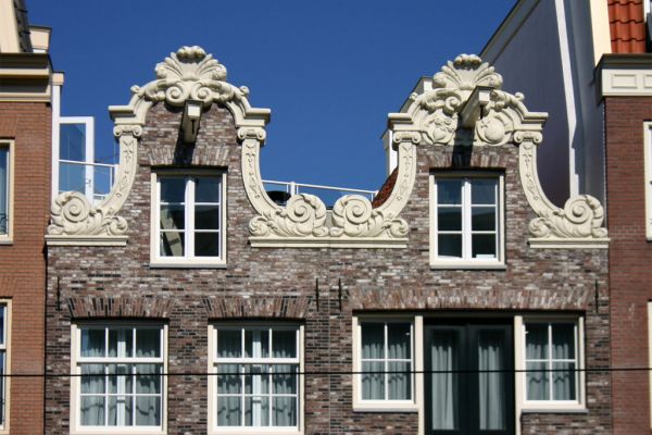 Herplaatste toppen op nieuwbouw (&copy; Walther Schoonenberg)