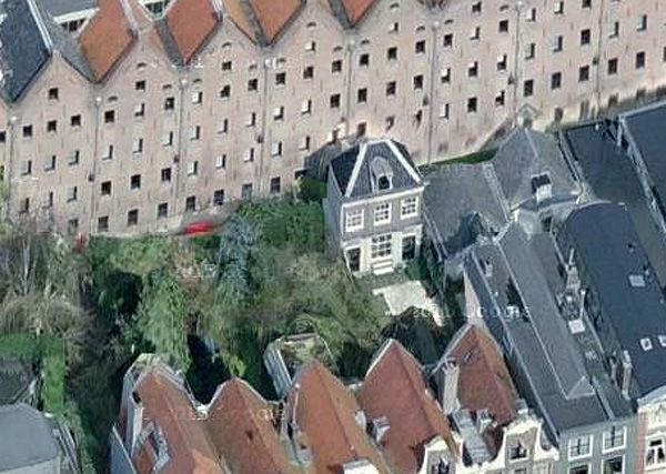 Maarten Jansz Kosterstraat 15. Op deze luchtfoto van Google Maps is het merkwaardige tuinhuis te zien.