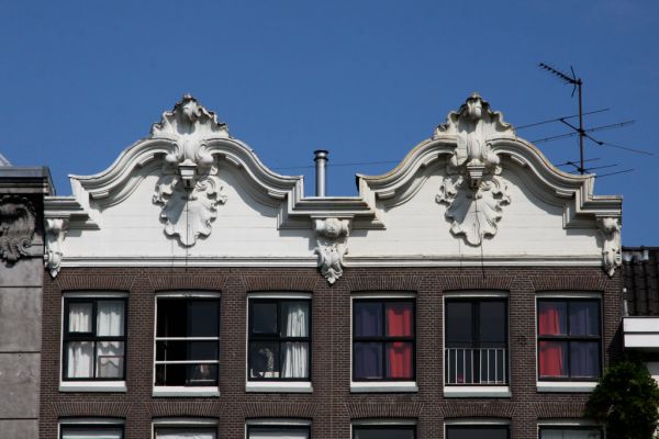 Verhoogde lijstgevels (&copy; Walther Schoonenberg)