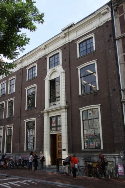 Nieuwe Doelenstraat 16 (met een deel van 18 links daarvan) (&copy; Walther Schoonenberg)
