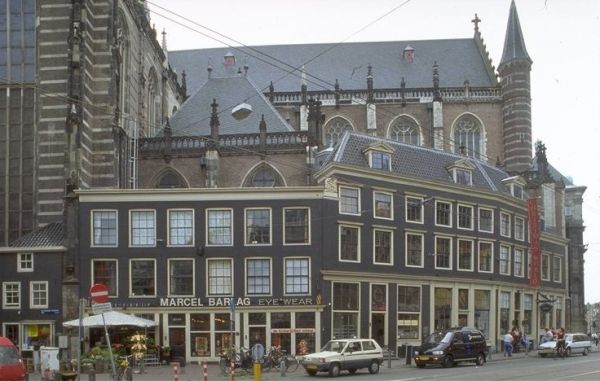 Tegen de kerk gebouwde huizen.