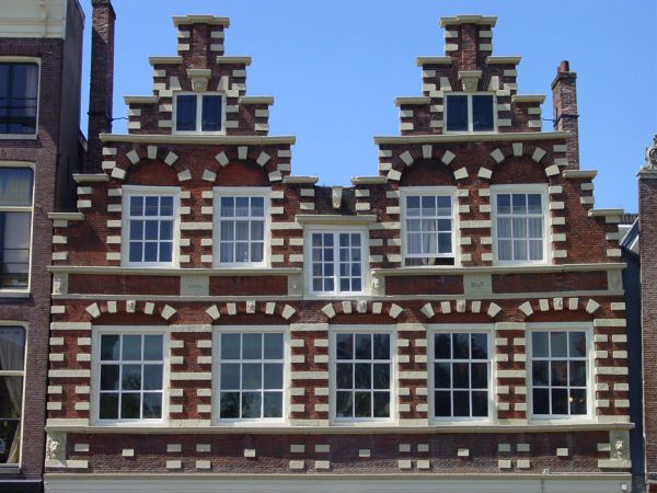 Nieuwmarkt 20-22. Tweeling-trapgevel in Hollandse renaissancestijl (1605)