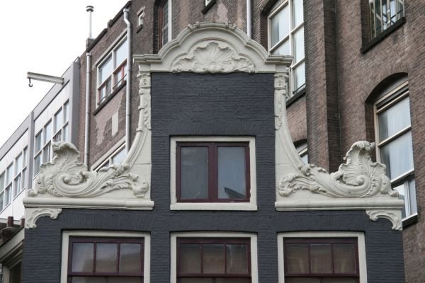Halsgeveltop met driepasvormig fronton met vulling met schelpmotief. (&copy; Walther Schoonenberg)