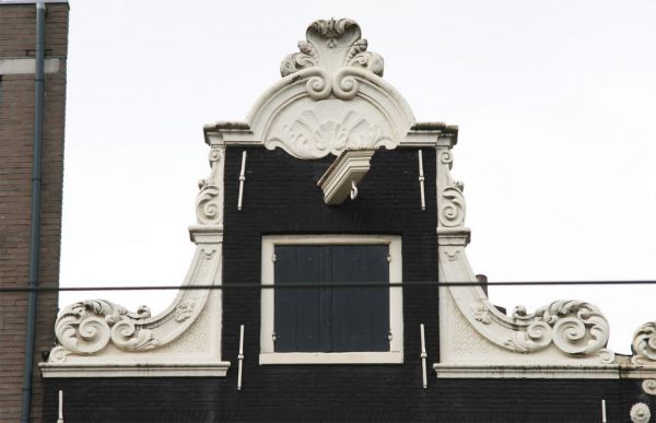 Halsgeveltop met gedeelde klauwstukken. (&copy; Walther Schoonenberg)