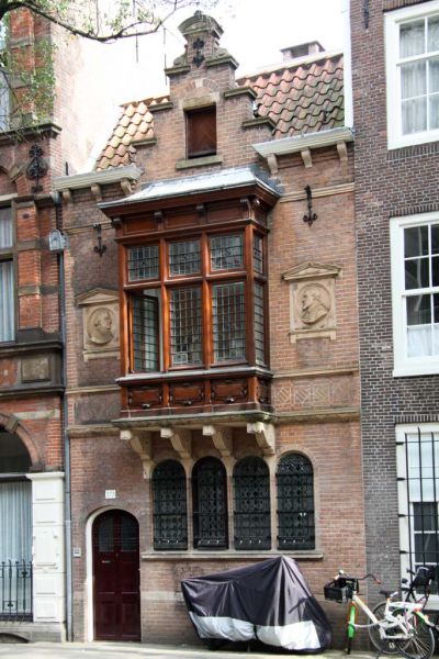 Pastorie van de Begijnhofkapel, gevel aan de NZ Voorburgwal (&copy; Walther Schoonenberg)