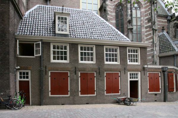 Oudekerksplein 17 (© Walther Schoonenberg)