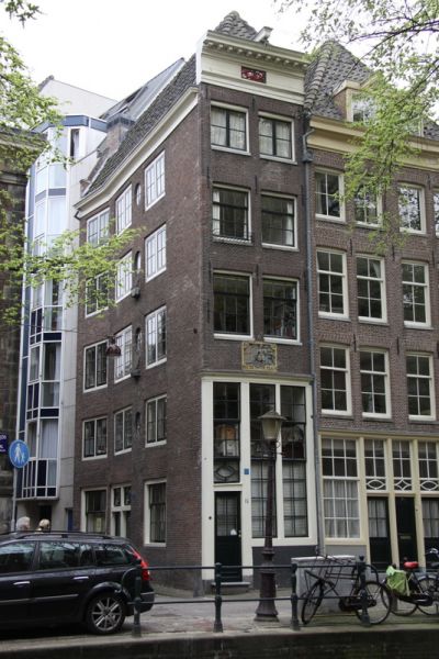 Oudezijds Achterburgwal 187, hoek Spinhuissteeg. (&copy; Walther Schoonenberg)