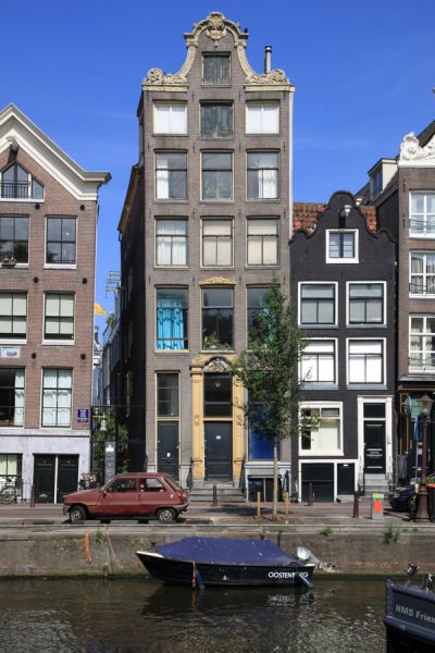 OZ Voorburgwal 136 (&copy; Walther Schoonenberg)