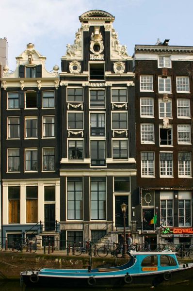 Oudezijds Voorburgwal 187 (&copy; Walther Schoonenberg)