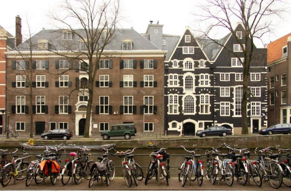 Het Bank van Lening-complex bestaat uit drie gebouwen, uit verschillende bouwperioden. (&copy; Walther Schoonenberg)