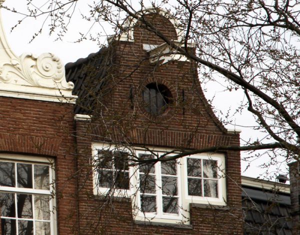 Bovenafdekking bij restauratie in 1958 herplaatst van elders (&copy; Walther Schoonenberg)