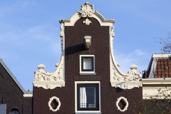 Halsgevel met lambrequins onder de klauwstukken. (&copy; Walther Schoonenberg)