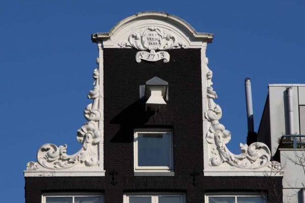 Prinsengracht 469. Halsgevel met klauwstukken met doorboord bloemmotief (1713)