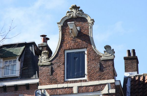 Klokgeveltop in Lodewijk XV-stijl (&copy; Walther Schoonenberg)