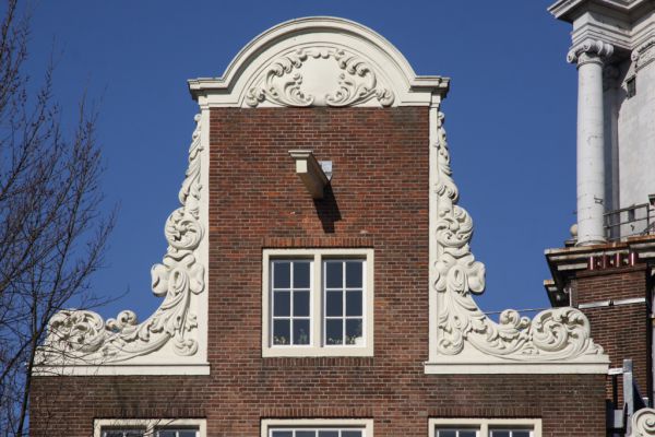 Nieuw gemaakte halsgeveltop (&copy; Walther Schoonenberg)