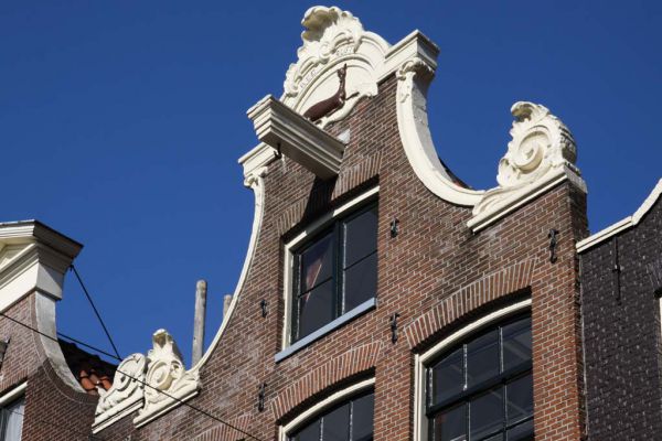 Klokgeveltop met een rustende ree in het fronton. (&copy; Walther Schoonenberg)