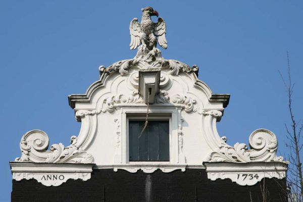 Reguliersgracht 34. Verhoogde lijstgevel in Lodewijk XIV-stijl (1734)