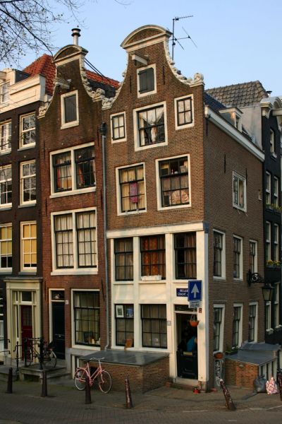 Twee klokgevels met klauwstukken met fruit- en bloemmotief (&copy; Walther Schoonenberg)
