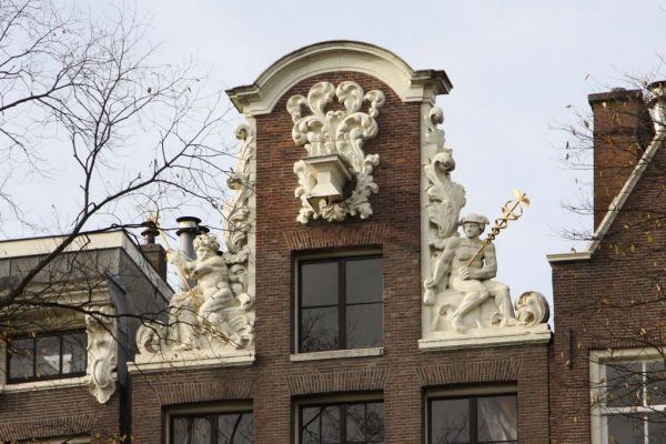 Halsgevel met klauwstukken met Neptunus en Mercurius en acanthusbladeren rond de hijsbalk. (© Walther Schoonenberg)