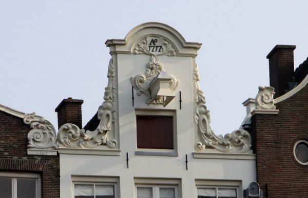 Fraaie halsgeveltop met doorboord bloemmotief en fronton met jaartal 1717 (&copy; Walther Schoonenberg)