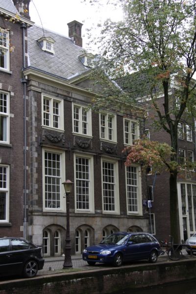 Oude gevel van het 17de-eeuwse Spinhuis, onderdeel van het voormalige Politiebureau. (&copy; Walther Schoonenberg)