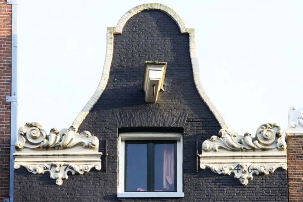 Verminkte klokgeveltop met fraaie aanzetstukken (&copy; Walther Schoonenberg)