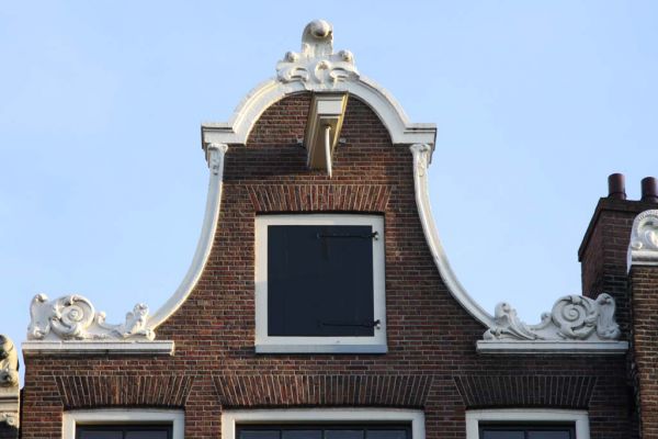 Fraaie klokgeveltop met kuif (&copy; Walther Schoonenberg)