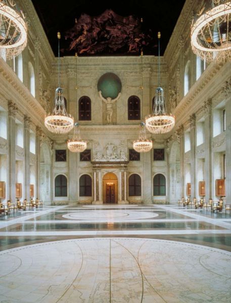 Burgerzaal gezien naar de ingang van de Schepenzaal met het beeld van Atlas daarboven.