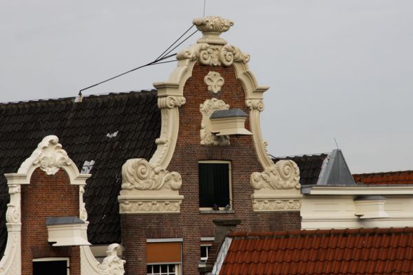 De fraaie herplaatste geveltop (&copy; Walther Schoonenberg)