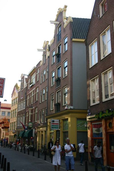 Zeedijk 102 en 100 (&copy; Walther Schoonenberg)