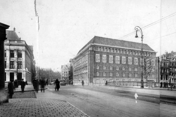 Raadhuisstraat bij het Singel met ingetekend de nieuwbouw. Foto Bernard F. Eilers, ca. 1929. Archief Architectenbureau Baanders