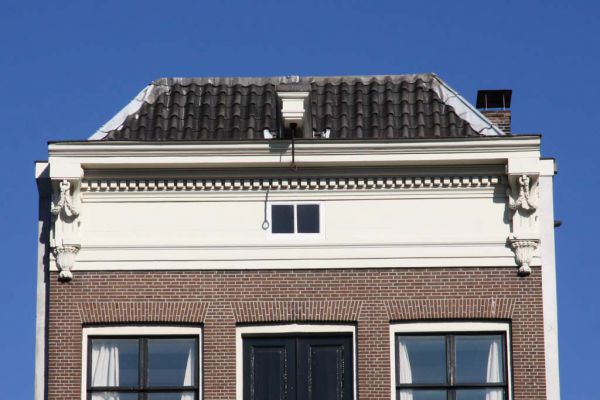 Kroonlijst met consoles (&copy; Walther Schoonenberg)