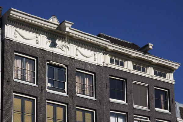 Singel 80 en 78: laat-18de-eeuwse kroonlijsten (&copy; Walther Schoonenberg)