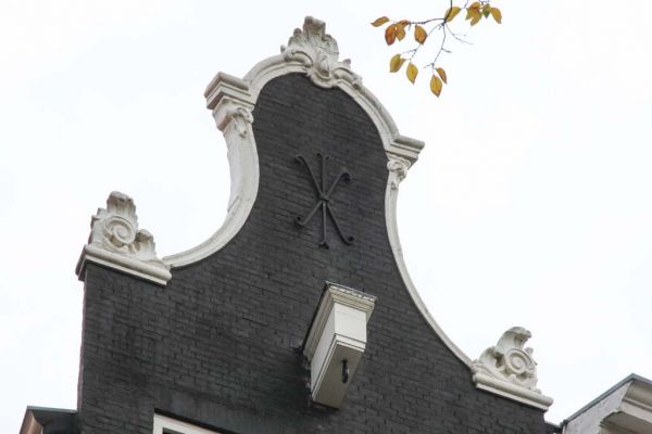 Hergebruikte klokgeveltop in Lodewijk XV-stijl (&copy; Walther Schoonenberg)