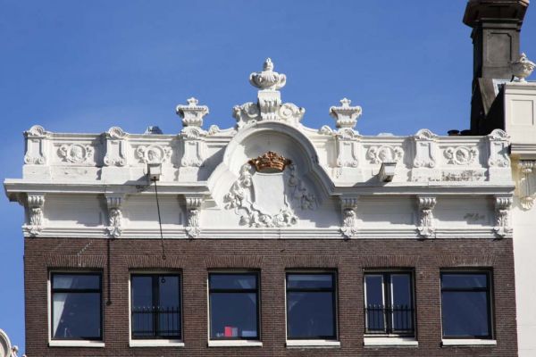 Verhoogde kroonlijst met attiek (&copy; Walther Schoonenberg)