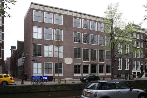 Oudezijds Achterburgwal 207-209 (&copy; Walther Schoonenberg)