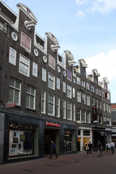 Kalverstraat 100-104 en 94-98 (&copy; Walther Schoonenberg)