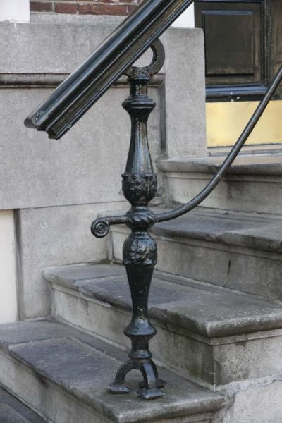 Herengracht 528: Stoep met 19de-eeuwse driepootbalusters (houten leuning vernieuwd)